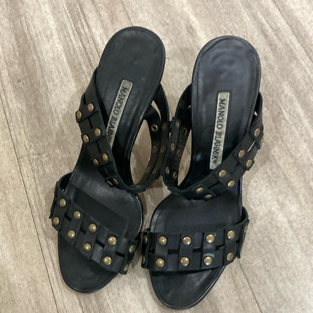 Manolo Blahnik leather kitten heels